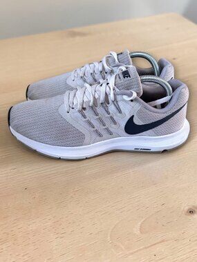 Nike Run Swift Gray Running Sneakers Womens 9 Athletic Walking Training Shoes
